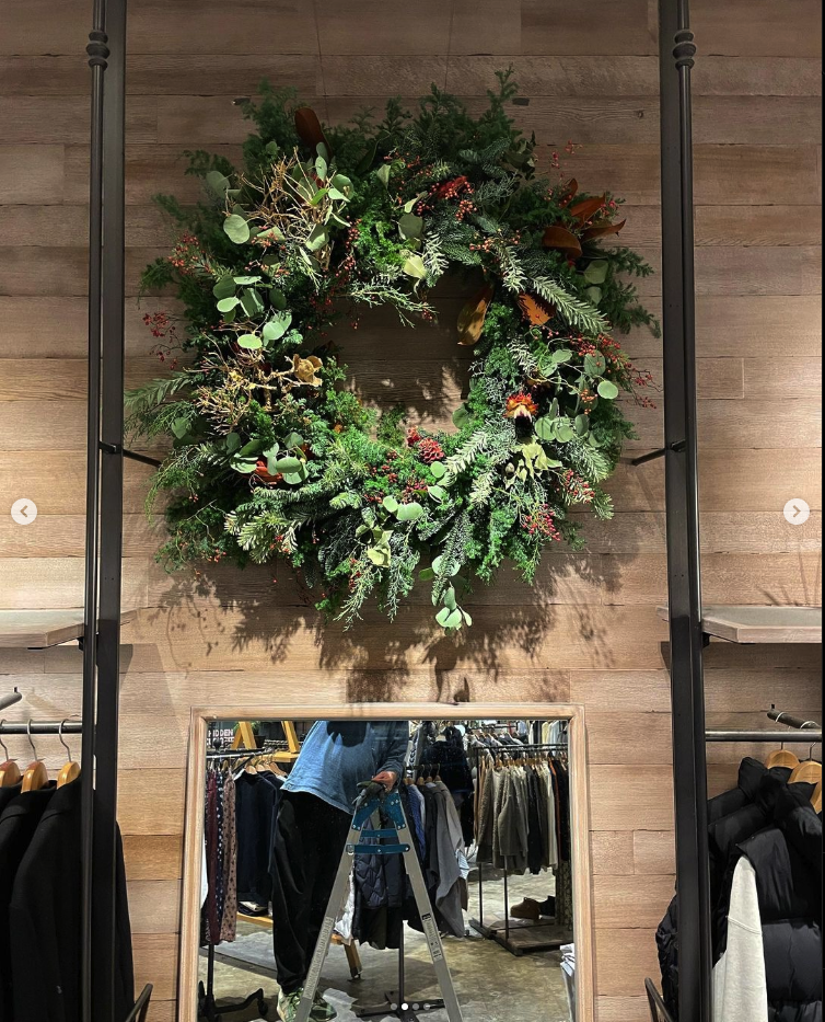 What a big wreath！ — Trump Flowers